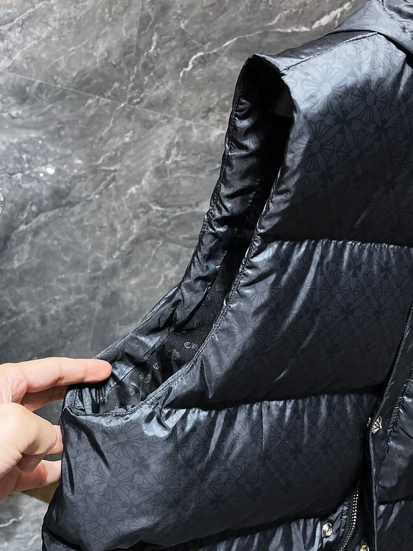 P656 Chrome Hearts ❄️Winter Down Jacket Series❄️ Chrome Hearts Dark Pattern Series Hooded Down Vest, available simultaneously at counters❤The hood is detachable! The best Guangzhou national standard 90 velvet on the market! ! The world’s highest fluffiness of 900D! ! High standard and sufficient down filling! ! Exterior windproof and waterproof dark pattern custom fabric, interior high-grade dark pattern lining fabric to prevent lint, original hardware molding, exquisite craftsmanship details, casual or formal wear ✨ slim fit and not bloated Recommended color: Customized dark pattern flower series Code number: S, M, L, XL